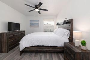 Letto o letti in una camera di Pet-Friendly 1BR Apt - Pool Near All Attractions