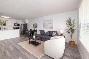 un soggiorno con un divano e un tavolo di Pet-Friendly 1BR Apt - Pool Near All Attractions a New Braunfels