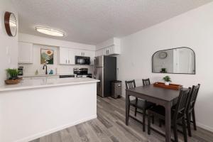 Cucina o angolo cottura di Pet-Friendly 1BR Apt - Pool Near All Attractions