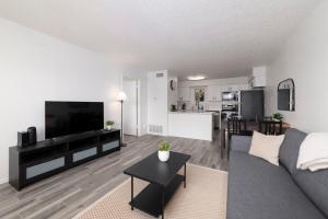 TV o dispositivi per l'intrattenimento presso Pet-Friendly 1BR Apt - Pool Near All Attractions
