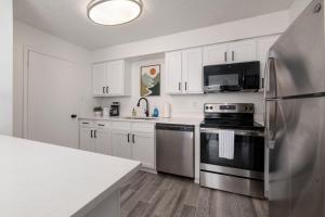 Cucina o angolo cottura di Pet-Friendly 1BR Apt - Pool Near All Attractions