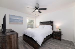 una camera da letto con un letto e un ventilatore a soffitto di Pet-Friendly 1BR Apt - Pool Near All Attractions a New Braunfels