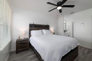 una camera con un grande letto e un ventilatore a soffitto di Pet-Friendly 1BR Apt - Pool Near All Attractions a New Braunfels Altre 18 foto