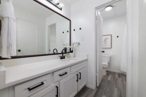 Bagno di Pet-Friendly 1BR Apt - Pool Near All Attractions