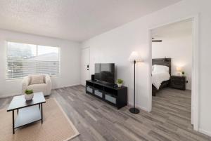un soggiorno con letto e TV a schermo piatto di Pet-Friendly 1BR Apt - Pool Near All Attractions a New Braunfels