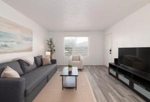 TV o dispositivi per l'intrattenimento presso Pet-Friendly 1BR Apt - Pool Near All Attractions