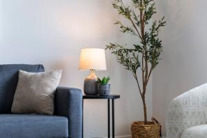 Area soggiorno di Pet-Friendly 1BR Apt - Pool Near All Attractions