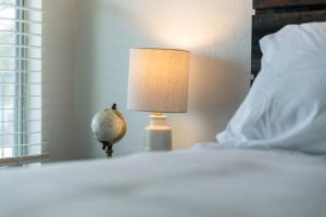 Letto o letti in una camera di Pet-Friendly 1BR Apt - Pool Near All Attractions