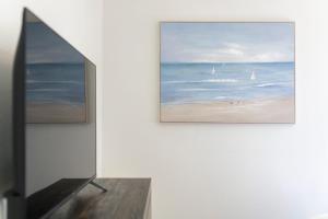 TV o dispositivi per l'intrattenimento presso Pet-Friendly 1BR Apt - Pool Near All Attractions