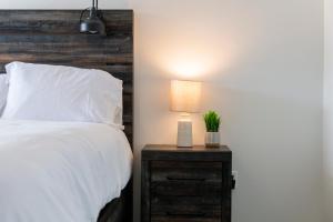 Letto o letti in una camera di Pet-Friendly 1BR Apt - Pool Near All Attractions