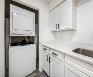 Cucina o angolo cottura di Pet-Friendly 1BR Apt - Pool Near All Attractions