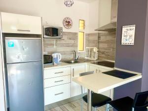una piccola cucina con frigorifero e tavolo di torry de yomely sea view a Playa de las Americas Altre 3 foto