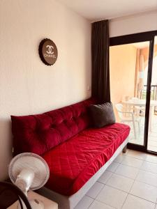un sofá rojo en la esquina de una habitación en Résidence La Palme d'Azur - Petersen App 610, en Cannes 26 fotos más