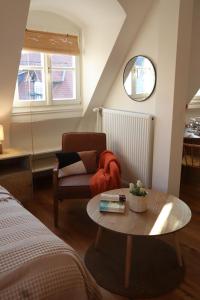 Postel nebo postele na pokoji v ubytování Gemütliches Boho Studio Apartment in der Altstadt Kronbergs