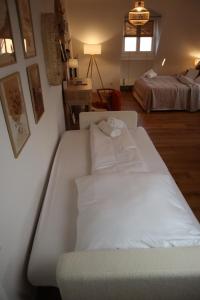 Postel nebo postele na pokoji v ubytování Gemütliches Boho Studio Apartment in der Altstadt Kronbergs