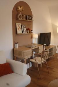 TV a/nebo společenská místnost v ubytování Gemütliches Boho Studio Apartment in der Altstadt Kronbergs