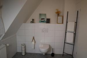 Koupelna v ubytování Gemütliches Boho Studio Apartment in der Altstadt Kronbergs + 18 fotografií