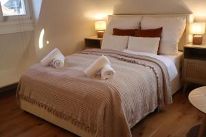 Postel nebo postele na pokoji v ubytování Gemütliches Boho Studio Apartment in der Altstadt Kronbergs