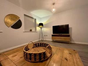 TV a/nebo společenská místnost v ubytování Eskdale Townhouse- Spacious 4BR ,Crawley, Free Wifi, Parking, fully equipped, contractor friendly, temporary relocations welcome, near Gatwick Airport