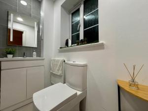 Koupelna v ubytování Eskdale Townhouse- Spacious 4BR ,Crawley, Free Wifi, Parking, fully equipped, contractor friendly, temporary relocations welcome, near Gatwick Airport + 58 fotografií