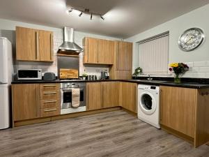 Kuchyň nebo kuchyňský kout v ubytování Eskdale Townhouse- Spacious 4BR ,Crawley, Free Wifi, Parking, fully equipped, contractor friendly, temporary relocations welcome, near Gatwick Airport