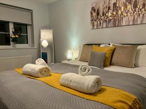 Postel nebo postele na pokoji v ubytování Eskdale Townhouse- Spacious 4BR ,Crawley, Free Wifi, Parking, fully equipped, contractor friendly, temporary relocations welcome, near Gatwick Airport