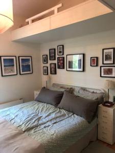 a bedroom with a bed and pictures on the wall at Havsutsikt, bekvämt och renoverat på Utö in Utögruvor