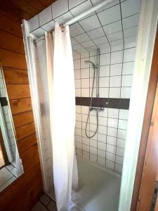 Фотография из галереи Chalet 5 min Du Grand Dôme de Villebon et 20 min de l'aeroport Paris-Orly в городе Вильбон-сюр-Ивет