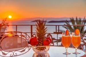 una mesa con dos vasos de cerveza y un bol de fruta en Veranda Syros House, en Ermoupoli