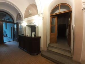 pasillo de un edificio con escritorio y puerta en Loft Apartment Old Town - G47, en Cracovia