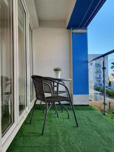 ブワディスワボボにあるApartament Mewka XVIIIのバルコニー(テーブル、椅子付)