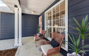 un porche con 2 sillas y una ventana en Oh Suzanna by Oversee 30A, en Santa Rosa Beach