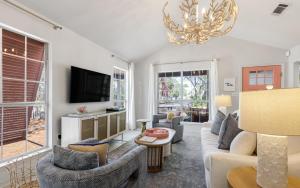 Una sala de estar con un sofá y un televisor. en Oh Suzanna by Oversee 30A, en Santa Rosa Beach 26 fotos más