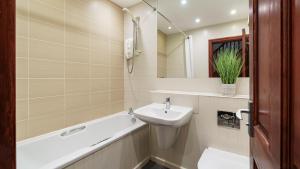 Ванная комната в 2 Bedroom Dog Friendly Cottage At Windermere Marina Village +6 фотографий