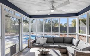 Una sala de estar con un sofá y un ventilador de techo. en Oh Suzanna by Oversee 30A, en Santa Rosa Beach