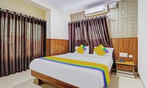 una camera da letto con un letto grande in una stanza di Hotel BCP Suites a Bangalore