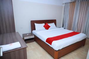 Ein Bett oder Betten in einem Zimmer der Unterkunft Hotel Tayas, Thiruvananthapuram