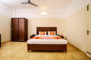 Ein Bett oder Betten in einem Zimmer der Unterkunft Hotel Tayas, Thiruvananthapuram