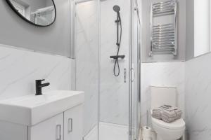 Koupelna v ubytování 7BR, 7 En-suite, Free Parking, WiFi , Sleeps 14 + 50 fotografií