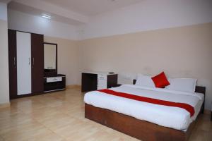 Ein Bett oder Betten in einem Zimmer der Unterkunft Hotel Tayas, Thiruvananthapuram