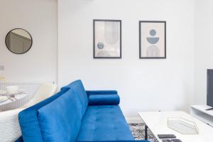 TV a/nebo společenská místnost v ubytování 7BR, 7 En-suite, Free Parking, WiFi , Sleeps 14