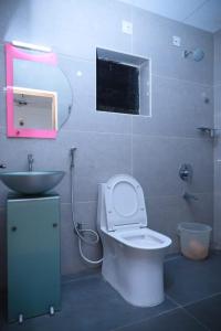 Ein Badezimmer in der Unterkunft Hotel Tayas, Thiruvananthapuram