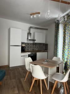 Una cocina y un comedor con mesa y sillas. en Appartamento villa del borgo, en Deiva Marina 7 fotos más