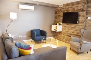 TV a/nebo společenská místnost v ubytování Lester Lofts by Bower Boutique Hotels