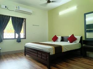 Postel nebo postele na pokoji v ubytování Hotel Tamilnadu-Unit 2