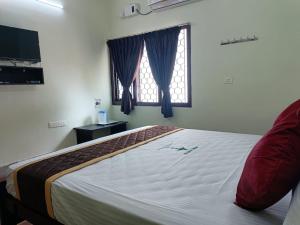 Postel nebo postele na pokoji v ubytování Hotel Tamilnadu-Unit 2