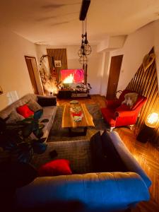 un salon avec un canapé et une cheminée dans l'établissement CENTRAL Kolašin, à Kolašin