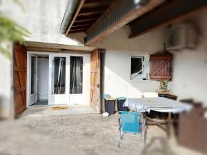 Saint-Jean-de-ThuracにあるDomaine de la Crête Gîte Les CoCottes ZENの建物前のテーブルと椅子