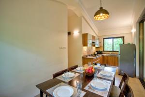 Kuchyň nebo kuchyňský kout v ubytování Cozy 2BHK Pool Apartment in candolim
