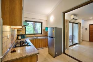 Kuchyň nebo kuchyňský kout v ubytování Cozy 2BHK Pool Apartment in candolim